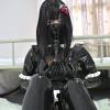 エナメルメイドのエナメルヒップをレザーパドルでスパンキング！