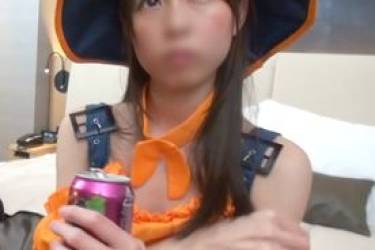 【ハメ撮り】コスプレでテンションMAXになった貧乳ちゃん♥ 可愛い小顔とは裏腹に剛毛マンコは簡単にイクし、潮吹きしちゃう！