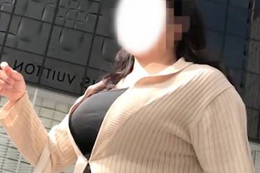 マシュマロ爆乳が上下に揺れまくり！着衣爆乳様に密着！