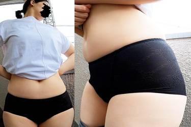 【ワンコイン人妻パンチラ】今日は大切な「女の子の日」なのにお庭掃除直前おばさん